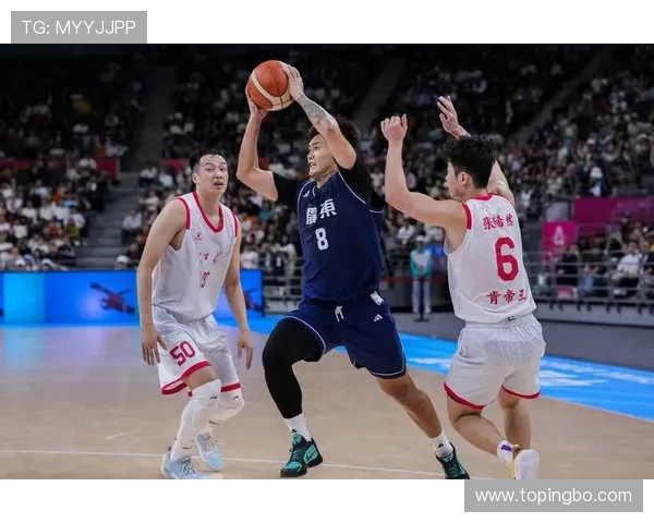 篮球比赛中，球员在什么情况下会构成发球违例？