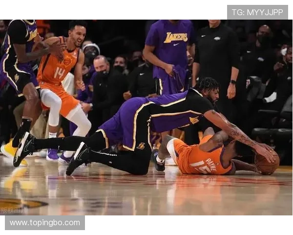 西蒙斯无球跑动减少，组织效率下滑影响球队进攻节奏